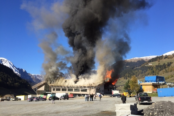 Nauders - Vollbrand des Daches der Talstation Bergkastelseilbahn