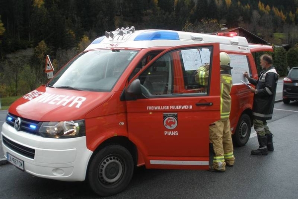 Gemeinschaftsprobe der Feuerwehren Pians und Landeck am 09.11.2013  bei der Firma Handl Tyrol in Pians